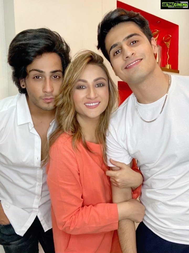 Urvashi Dholakia Instagram - Happy birthday my babies although you are all grown-up but as a mother you will always be new Borns for me till my last breath. On birthdays Everyone says “today is your day” But I say from now on “make every day your day”. ❤️ @kshitijdholakia @sagardholakia ❤️✨