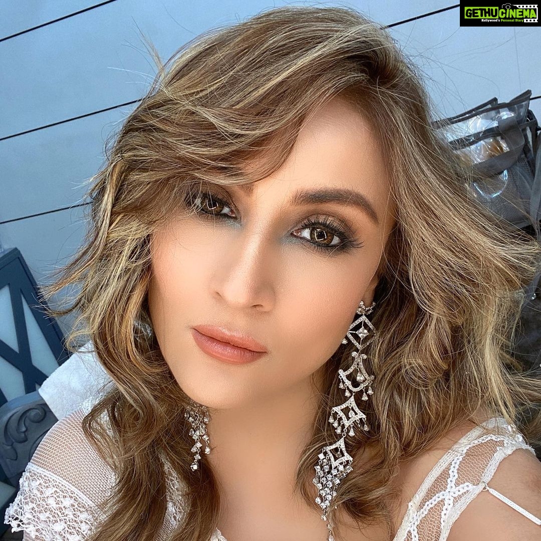 Urvashi Dholakia Instagram - Just Vibin 😉🐍✨#monday : : #urvashidholakia #bts #selfie #naagin6 #sets #first #look #post #comeback #wicked #eyemakeup #blondehair #white #saree #badass #villain #loveit #💋