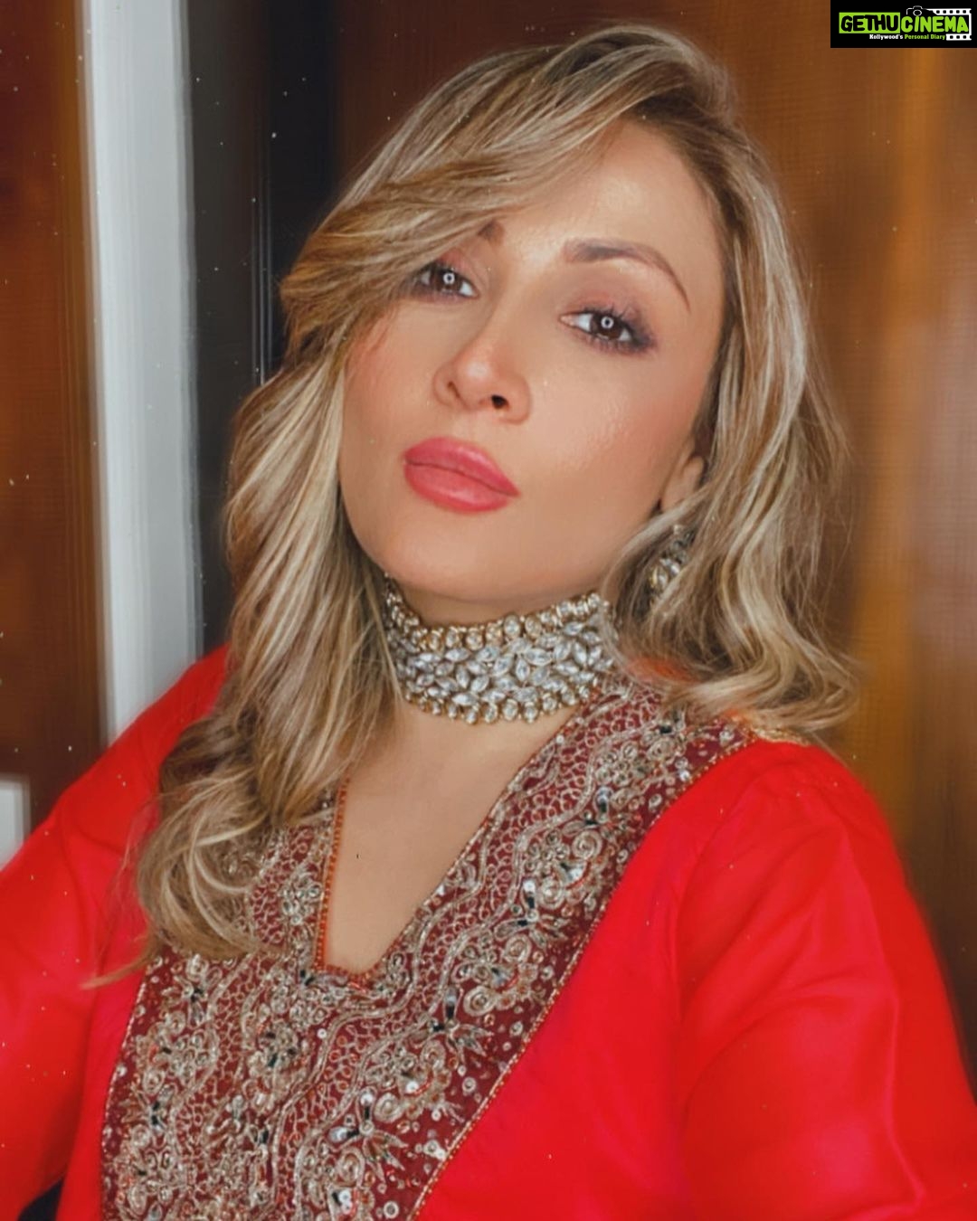Urvashi Dholakia Instagram - And Iām feeling Gooood ā¤ļøš : : #urvashidholakia #pose #indowestern #look #style #glitter #glamour #blonde #blondehair #platinumblonde #lovinglife #believeinyourself #alwaysandforever #š