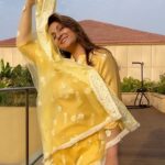Urvashi Dholakia Instagram – Just felt like Twirling 🌟😘 
:
:
#urvashidholakia #reels #indisn #wear #yellow #instagram #connect #reelitfeelit #reelsindia #hindi #song #love #music #twirl