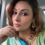 Urvashi Dholakia Instagram - It’s Dress up Thursday 💋😘 #photodump : ; #urvashidholakia #indian #saree #traditional #wear #shades #eyewear #look #style #colour #beauty #glamour #choker #jewellery #loveit #❤️