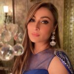 Urvashi Dholakia Instagram - Love my work 💕❤️✨ : : #urvashidholakia #candid #onshoot #shootlife #look #style #hairstyles #makeup #thisisme #up #close #personal #flowers #roses #lights #camera #action #📸 #selfie