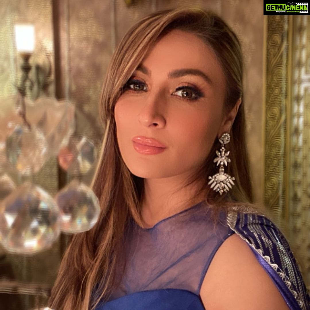 Urvashi Dholakia Instagram - Love my work 💕❤️✨ : : #urvashidholakia #candid #onshoot #shootlife #look #style #hairstyles #makeup #thisisme #up #close #personal #flowers #roses #lights #camera #action #📸 #selfie