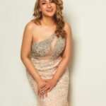 Urvashi Dholakia Instagram - I choose to be Happy ✨❤️ : : #urvashidholakia #smile #laughter #joy #bliss #glamour #glitter #pose #photoshoot #capture #moment #allsmiles #perfect #evening #look #style #dress #peach #pink #silver #allinclusive #thisisme #believer #bold #beauty #love #❤️