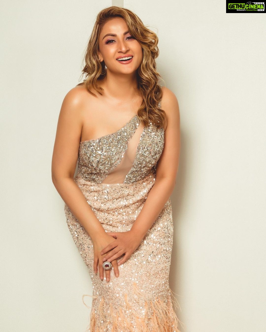 Urvashi Dholakia Instagram - I choose to be Happy ✨❤️ : : #urvashidholakia #smile #laughter #joy #bliss #glamour #glitter #pose #photoshoot #capture #moment #allsmiles #perfect #evening #look #style #dress #peach #pink #silver #allinclusive #thisisme #believer #bold #beauty #love #❤️