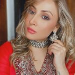 Urvashi Dholakia Instagram - And I’m feeling Gooood ❤️💖 : : #urvashidholakia #pose #indowestern #look #style #glitter #glamour #blonde #blondehair #platinumblonde #lovinglife #believeinyourself #alwaysandforever #💋