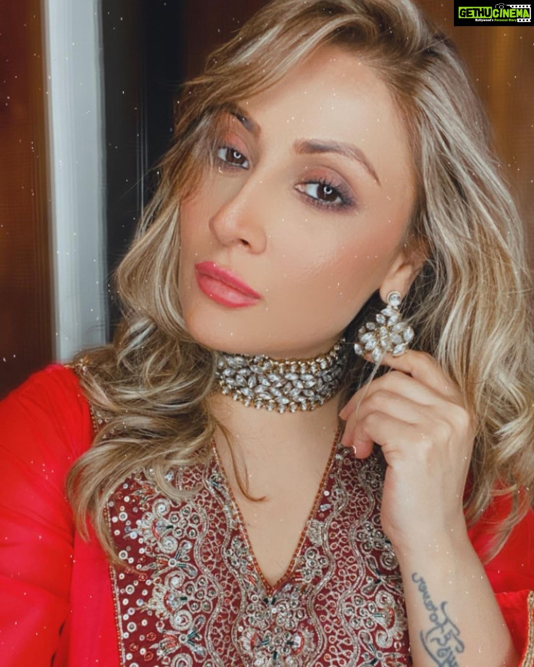 Urvashi Dholakia Instagram - And Iām feeling Gooood ā¤ļøš : : #urvashidholakia #pose #indowestern #look #style #glitter #glamour #blonde #blondehair #platinumblonde #lovinglife #believeinyourself #alwaysandforever #š