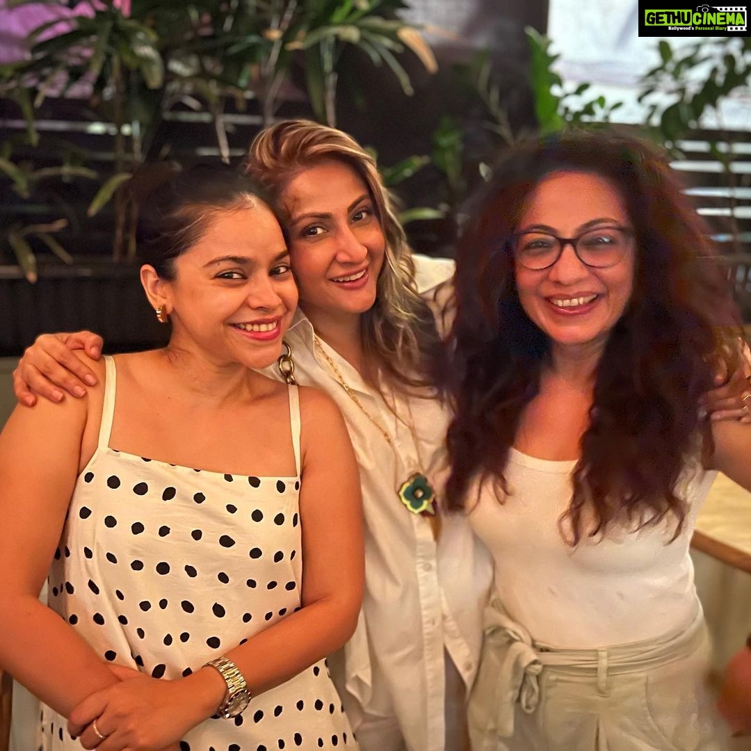 Urvashi Dholakia Instagram - No caption needed! Just ❤️❤️❤️❤️ @sumonachakravarti @taranaraja … ooh this time gelato kha liya but next time we are surely having AFLATOON 😁😂😜 : : #sunday #evening #white #theme #outfits #coincidence #😝 #chill #vibes #chit #chat #love #alwaysandforever Perch Wines and Coffee