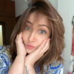 Urvashi Dholakia Instagram - Sundayyyyy Mood 🌟💋 : : #urvashidholakia #candid #pose #selfie #queen #moment #messy #hair #lovingit #live #smile #love #stayhappy #❤️