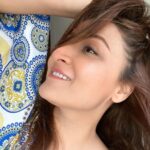 Urvashi Dholakia Instagram - Sundayyyyy Mood 🌟💋 : : #urvashidholakia #candid #pose #selfie #queen #moment #messy #hair #lovingit #live #smile #love #stayhappy #❤️