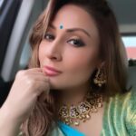 Urvashi Dholakia Instagram - It’s Dress up Thursday 💋😘 #photodump : ; #urvashidholakia #indian #saree #traditional #wear #shades #eyewear #look #style #colour #beauty #glamour #choker #jewellery #loveit #❤️
