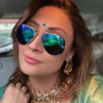 Urvashi Dholakia Instagram - It’s Dress up Thursday 💋😘 #photodump : ; #urvashidholakia #indian #saree #traditional #wear #shades #eyewear #look #style #colour #beauty #glamour #choker #jewellery #loveit #❤️