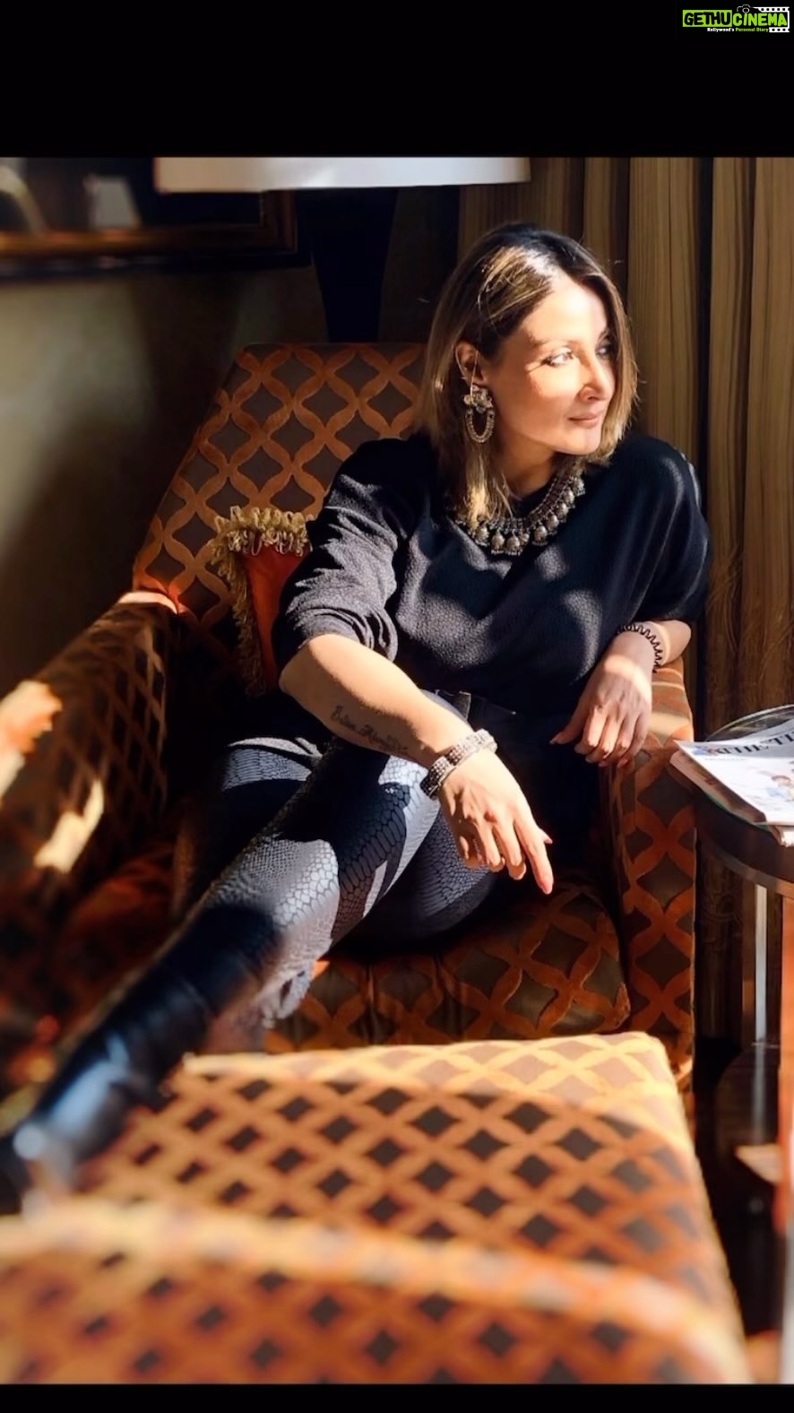 Urvashi Dholakia Instagram - COZ ITS TRENDING 💋 : : #urvashidholakia #reels #trending #video #reelsinstagram #instagram #trendsetter #black #beauty #reelsvideo #reelitfeelit #love #💋