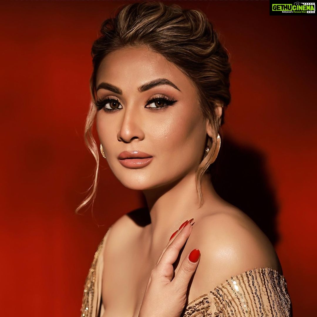Urvashi Dholakia Instagram - Fashion Fades.. Style is Eternal β¨π Quote by : Yves Saint Laurent : : πΈ : @amitkhannaphotography Styled by @stylingbyvictor @sohail__mughal___ Outfit: @majesticbyjapnah Assisted by: @styleby_antara @ebthestylecoach Hair : @sunny_hairr MUA @makeupbynayan Shoes : @zara : : #urvashidholakia #photoshoot #gold #theme #gown #look #fashion #style #look #pose #glamour #vibe #love #β€οΈ #weekend #friday #feel #π