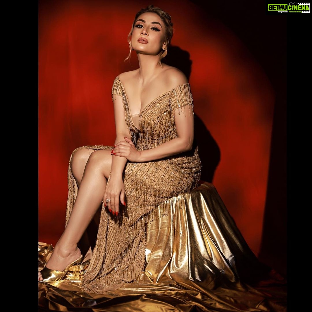Urvashi Dholakia Instagram - They say There is beauty in Simplicity.. CORRECT ! But today itβs in GOLD πβ¨π : : πΈ : @amitkhannaphotography Styled by @stylingbyvictor @sohail__mughal___ Outfit: @majesticbyjapnah Assisted by: @styleby_antara @ebthestylecoach Hair : @sunny_hairr MUA @makeupbynayan Shoes : @zara : : #urvashidholakia #photoshoot #gold #theme #gown #look #fashion #style #look #pose #glamour #vibe #love #β€οΈ #weekend #feel #π