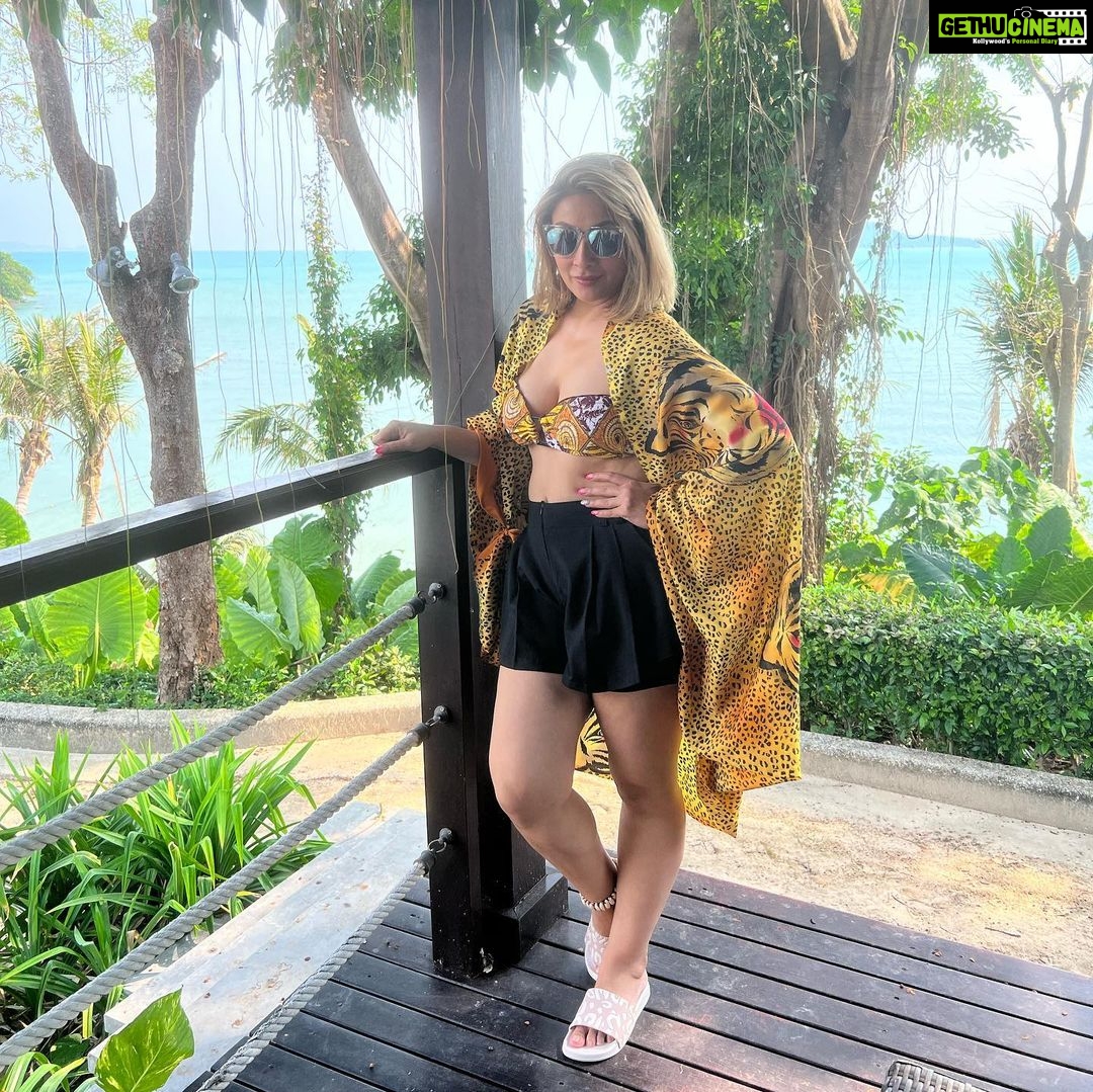 Urvashi Dholakia Instagram - My Comfort Zone ✨ : : #urvashidholakia #candid #holiday #memories #thailand #phuket #diary #poolside #photoshoot #lol #itsamust #😜 #vacation #mode #and #mood #💋