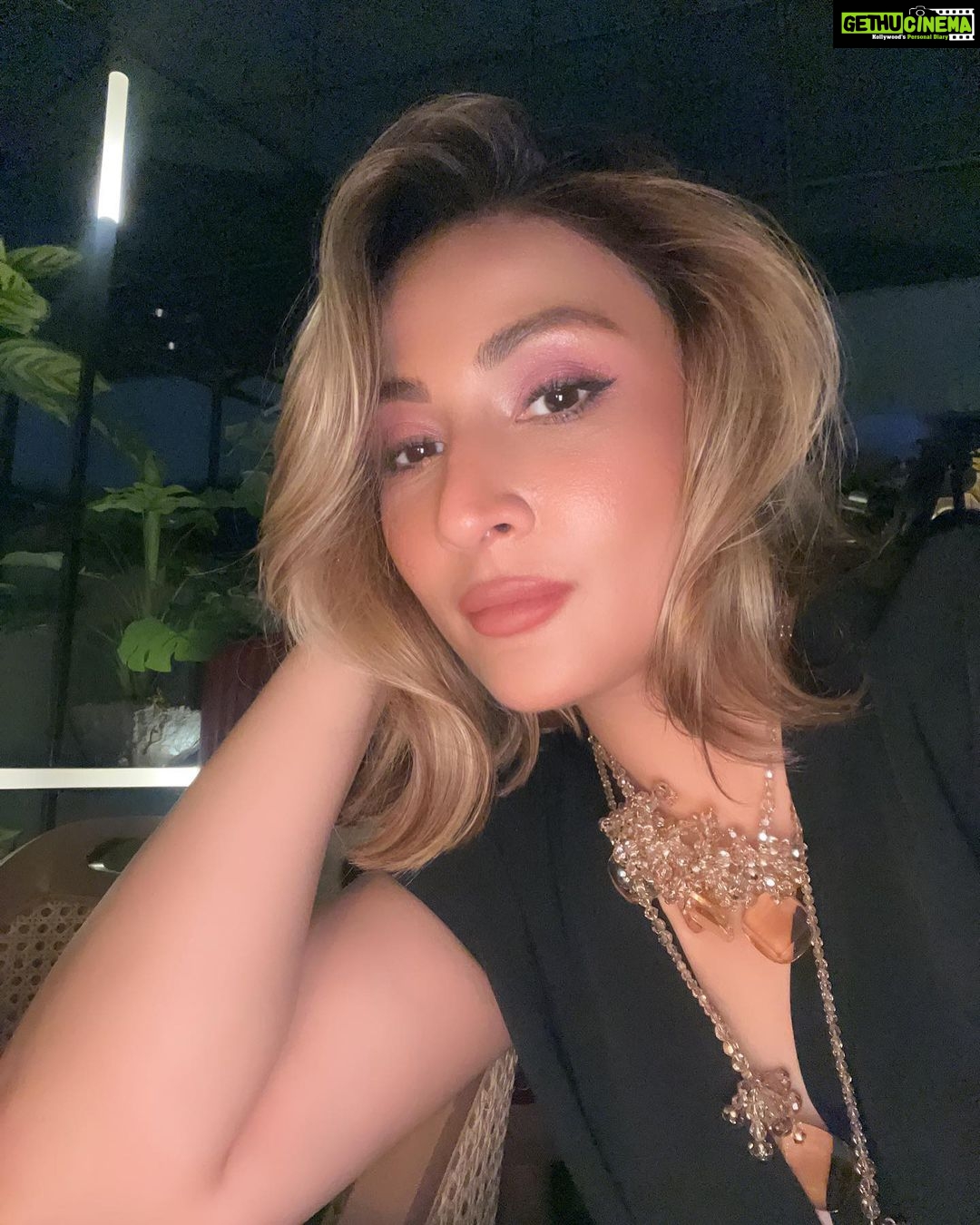Urvashi Dholakia Instagram - When u are trying to get ur best angles at selfies & then u get photobombed by @parikshitlalvani 🤪 #allaboutlastnight : : #urvashidholakia #selfie #photo #bomber #fun #evening #happiness #love #🧿 #❤️
