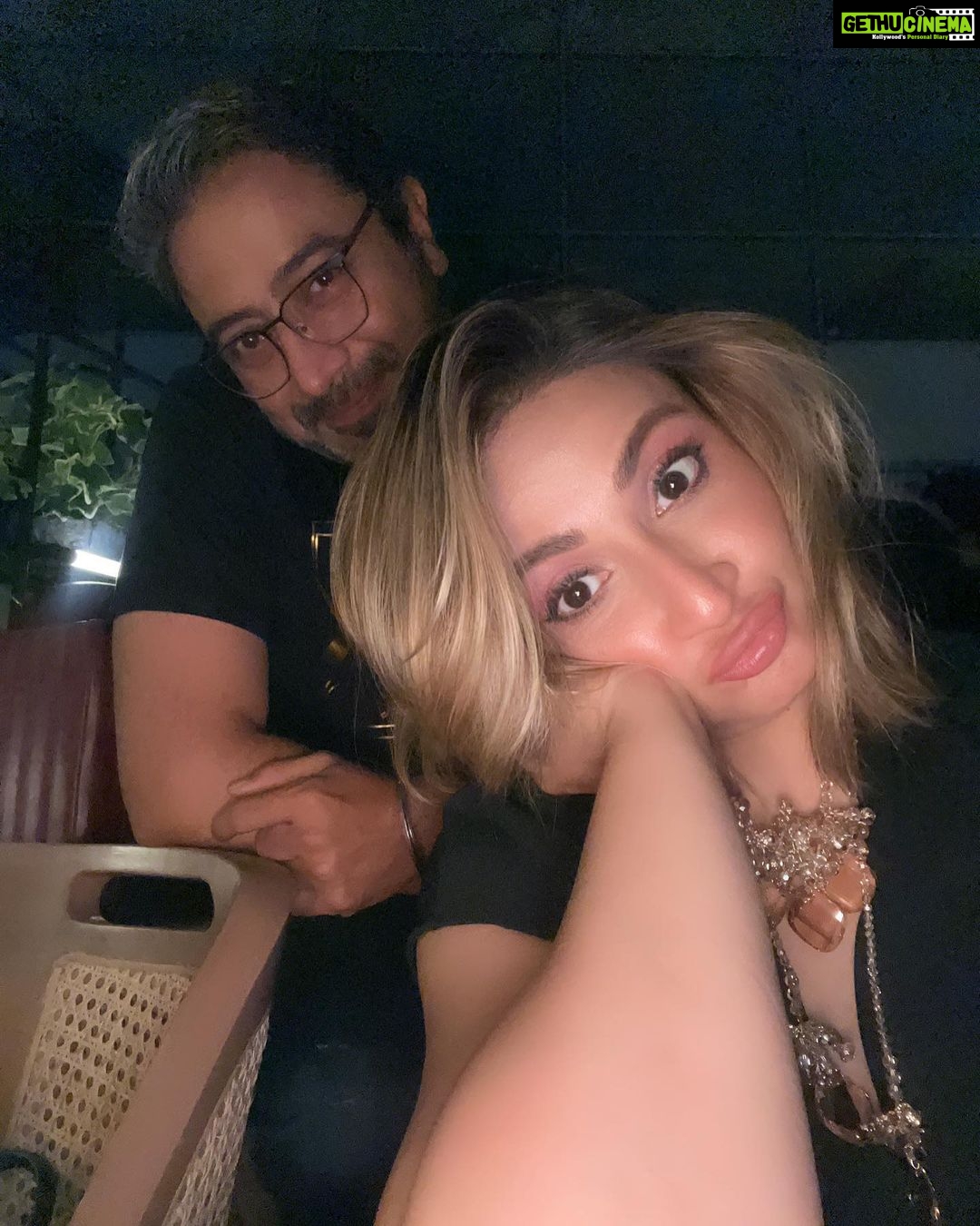 Urvashi Dholakia Instagram - When u are trying to get ur best angles at selfies & then u get photobombed by @parikshitlalvani 🤪 #allaboutlastnight : : #urvashidholakia #selfie #photo #bomber #fun #evening #happiness #love #🧿 #❤️