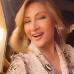 Urvashi Dholakia Instagram - LIVE, LOVE & LAUGH😁✨❤️ : : #urvashidholakia #nightout #happiness #bliss #gratitude #smile #boomerang #golden #look #love #laugh #beyou #💋