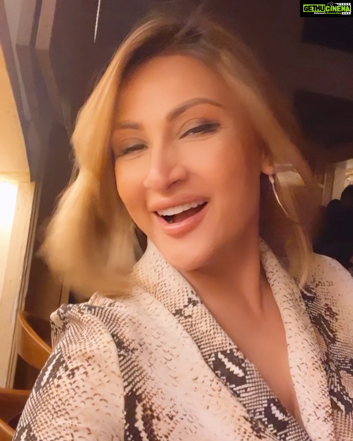 Urvashi Dholakia Instagram - LIVE, LOVE & LAUGH😁✨❤️ : : #urvashidholakia #nightout #happiness #bliss #gratitude #smile #boomerang #golden #look #love #laugh #beyou #💋