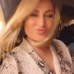 Urvashi Dholakia Instagram - LIVE, LOVE & LAUGH😁✨❤️ : : #urvashidholakia #nightout #happiness #bliss #gratitude #smile #boomerang #golden #look #love #laugh #beyou #💋