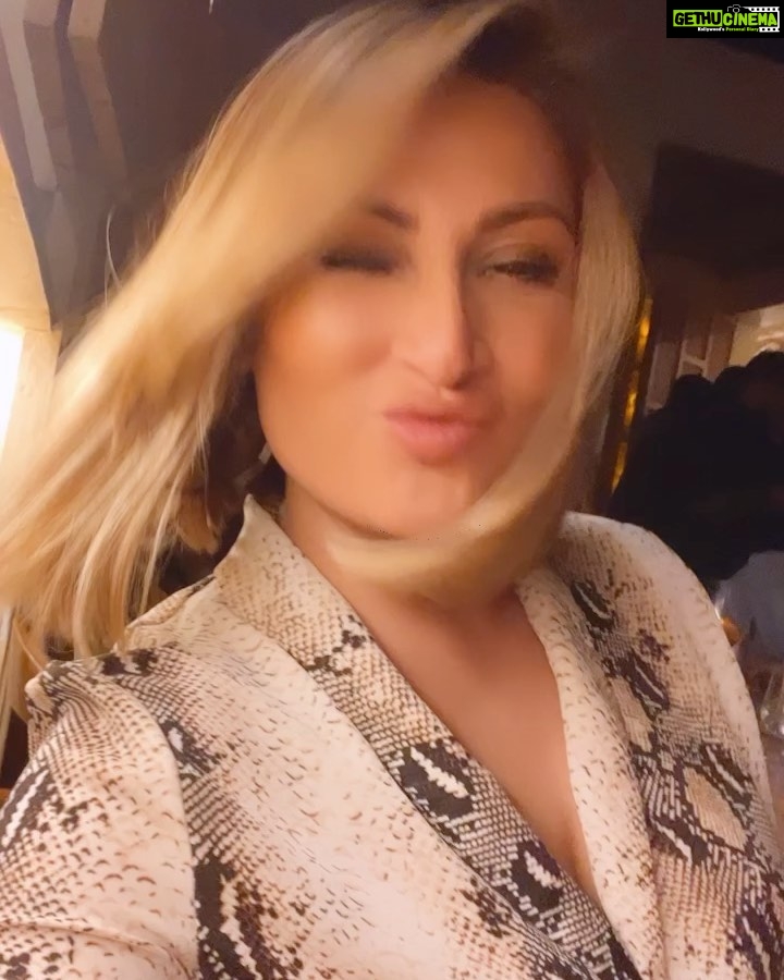 Urvashi Dholakia Instagram - LIVE, LOVE & LAUGH😁✨❤️ : : #urvashidholakia #nightout #happiness #bliss #gratitude #smile #boomerang #golden #look #love #laugh #beyou #💋