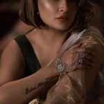 Urvashi Dholakia Instagram - Shauq @urvashidholakia : Presenting the @glariconic 2023 calendar Photography @amitkhannaphotography Styling @stylingbyvictor @sohail__mughal___ Hair @imsumansingh Saree by @priyankaraajiv Jwellery @rubans.in Reel by @openwindow._ Logistics @tshodenyb Venue partner @pocolocotapasandbar Collabs Partner @maximus_collabs_ words @authorakshatgupta Gifting partners @peterjperfumes @ambraee_ @saranyajewellery_ @rubans.in #urvashidholakia #amitkhannaphotography Mumbai, Maharashtra