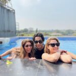 Urvashi Dholakia Instagram - Chill afternoon with family 🎉❤️ @kshitijdholakia @sagardholakia @shanela08 @khanna_ameessha @taniyaakhanna : : #urvashidholakia #water #babies #family #time #love #life #blessed #gratitude #poolparty #holiday #vibes