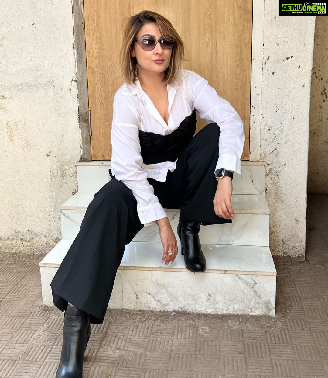Urvashi Dholakia Instagram - Unfiltered. 🤟🏻✨ : : #urvashidholakia #candid #pose #chill #vibes #blackandwhite #ootd #💋