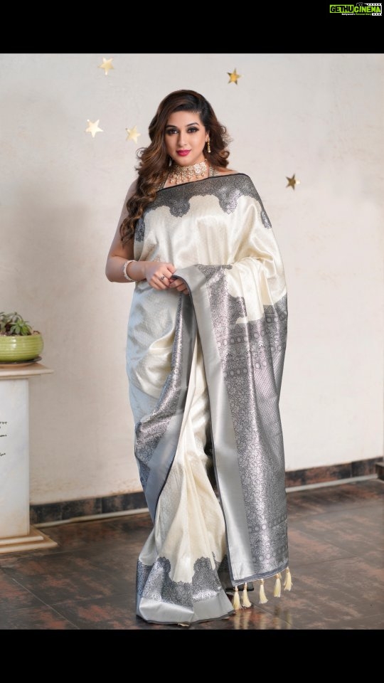 Vahbbiz Dorabjee Instagram - #weddingseason2022 #SareeLove❤️