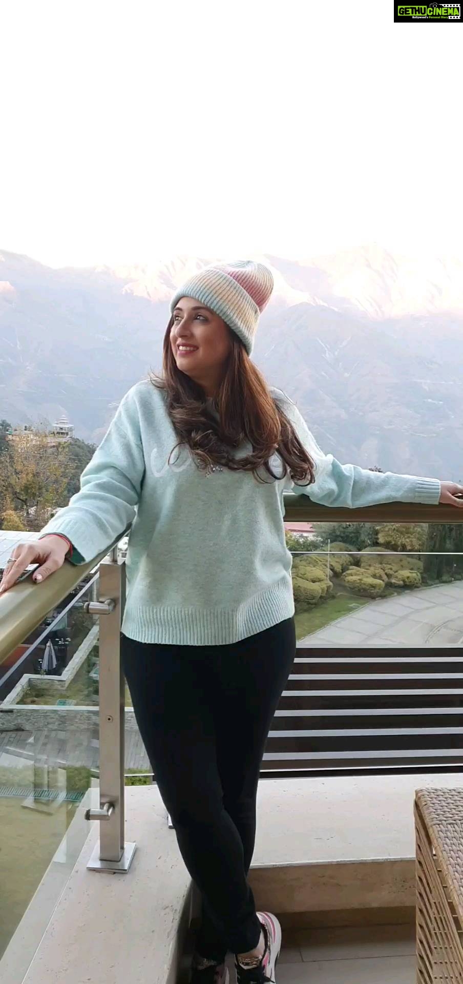 Vahbbiz Dorabjee Instagram - To Travel is to Live❤️ This was one the coldest day's in #mussoorie 😍 Enjoyed sipping some hot coffee @jwmussoorie ☕️ JW Marriott Mussoorie Walnut Grove Resort & Spa