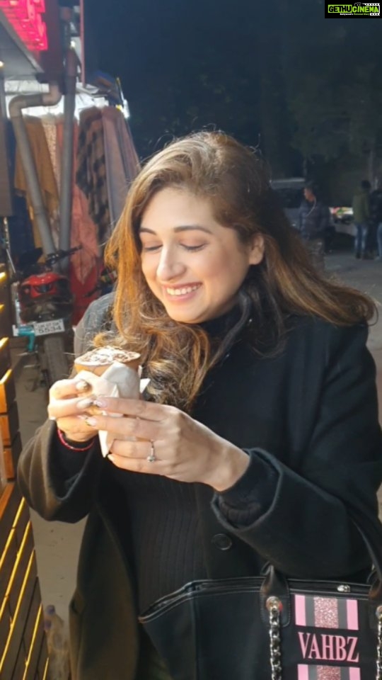 Vahbbiz Dorabjee Instagram - Have u ever tried Kulhad Coffee? Sipping on some Kulhad Coffee in 6 degrees in Mussoorie😍 #mussoorie #cold #kulhadcoffee #coldnights #mallroadmussoorie #winter #winteroutfit Mussoorie - The Queen Of Hills