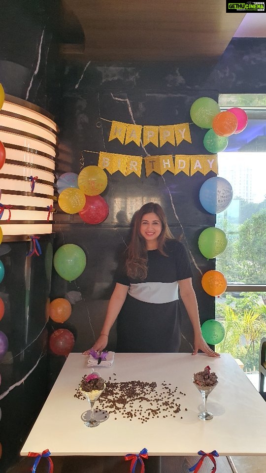 Vahbbiz Dorabjee Instagram - Happy Birthday to Me🥳 #Birthdayvibes all around🎂🎉😁 Thank you @planethollywoodthane for the beautiful arrangements and warm hospitality🤗❤️ Planet Hollywood Thane