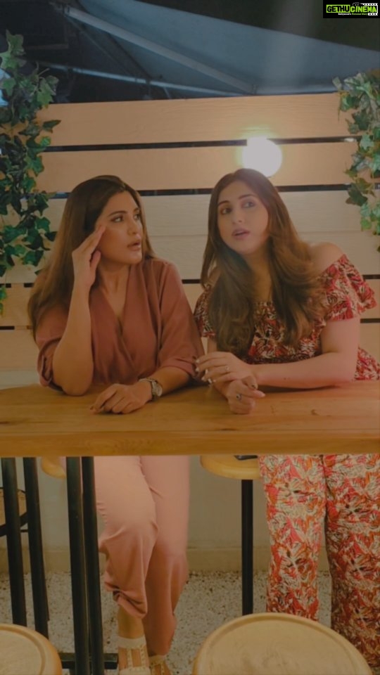 Vahbbiz Dorabjee Instagram - When you tell her not to look & she instantly does @vahbz π Tag that curious cat friend π€£π» . . . . . . . . . . #gossipgirl #bestfriends #crazy #instagram #trendingreels #funny #friday #explorepage #likeforlike #followforfollowback #reels #bff