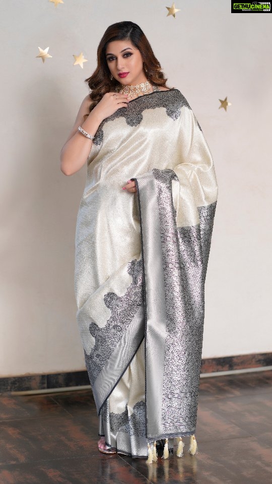 Vahbbiz Dorabjee Instagram - Wedding season is here and im getting ready with @khiyarafashion They have a stunning collection😍 Head over to www.khiyara.com NOW ‼️ to shop this 'black and white designer silk saree' priced at 6395/- Only Videography:- @abhay_r_kirti Makeup:- @makeup_by_neha_ansari Hair:- @makeoversrajni
