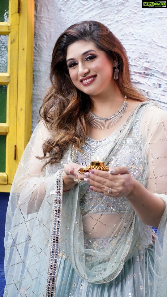 Vahbbiz Dorabjee Instagram - Wishing you a gleam of diyas, echo of holy chants, contentment and happiness today, tomorrow and forever. Have a happy and prosperous Diwali! πππππ πππͺπͺπͺπͺπͺ πΈ:- @abhay_r_kirti Makeup and Hair:- @makeupbymayesha Outfit:- Outfit by - @tiara_creations02 Nails:- @tipandtoenail Jewellery by - @logusjewels Styled by - @style_by_hetaljogi Location:- @mumbaicoworking
