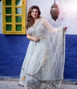 Vahbbiz Dorabjee Instagram - HAPPY DHANTERAS🎉

📷 :- @abhay_r_kirti 
Makeup & Hair:- @makeupbymayesha 
Outfit by - @tiara_creations02
Jewellery by - @logusjewels
Styled by - @style_by_hetaljogi 
Location:- @mumbaicoworking