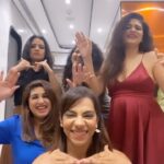Vahbbiz Dorabjee Instagram - So this was FUN ! #trendingreels #girlsjustwannahavefun #girlgang #funreels #tucheezbadihaimastmast #bollywoodsongs #bollywoodreels