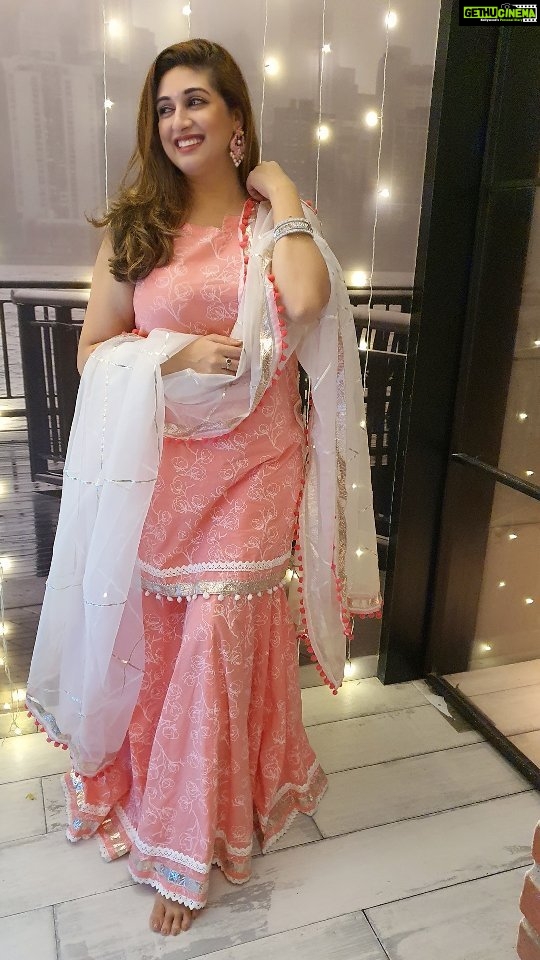 Vahbbiz Dorabjee Instagram - Love Flanunting #ethnicwear in the festive season.. This stunning outfit is by @bunaai A special thanks to @ananyaarora2013 Jewellery:- @tarannumjewelry