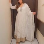 Vahbbiz Dorabjee Instagram - #Ganpati Celebrations Continue... #ethnicwear Outfit by - @label_simmibajaj Jewellery by - @vaamika_jewels Styled by - @style_by_hetaljogi Assisted by - @stylebybhagya @eshaa.jadhav