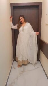Vahbbiz Dorabjee Instagram - #Ganpati Celebrations Continue... #ethnicwear Outfit by - @label_simmibajaj Jewellery by - @vaamika_jewels Styled by - @style_by_hetaljogi Assisted by - @stylebybhagya @eshaa.jadhav