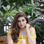 Vahbbiz Dorabjee Instagram - Think Happy thoughts and they will shine through your face like Sunbeams😁 Makeup:- @makeupbysaaniyaakib Hair:- @makeupbyafrinsayed The Backyard Brew