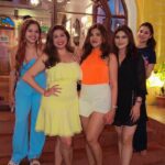 Vahbbiz Dorabjee Instagram - Main itni Sundar hoon main kya karu😋😉 Crazy time with my girl's @nanditadaga @mrinmaikolwalkar @harshitachaudhary22 @tapeshwarisharma 1BHK