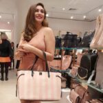 Vahbbiz Dorabjee Instagram – Finalllllyyy the most awaited Brand @victoriassecretindia has opened in India at Palladium mall.Been waiting for this brand since years and it’s finally here.Thank you for having me at the store launch.I picked a beautiful VS bag and the Oud Bombshell.Thank you for this Lovely treat😁😍
@victoriassecretindia @vspinkindia 
#vslovesindia #victoriasecretindia #vahbizdorabjee #vahbz Palladium Mall Lower Parel