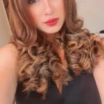 Vahbbiz Dorabjee Instagram - I Don't ever follow trends blindly..i just do whatever I'm enjoying..Enjoy the moment😁😄 Hair & Makeup:- @makeupbyvaish