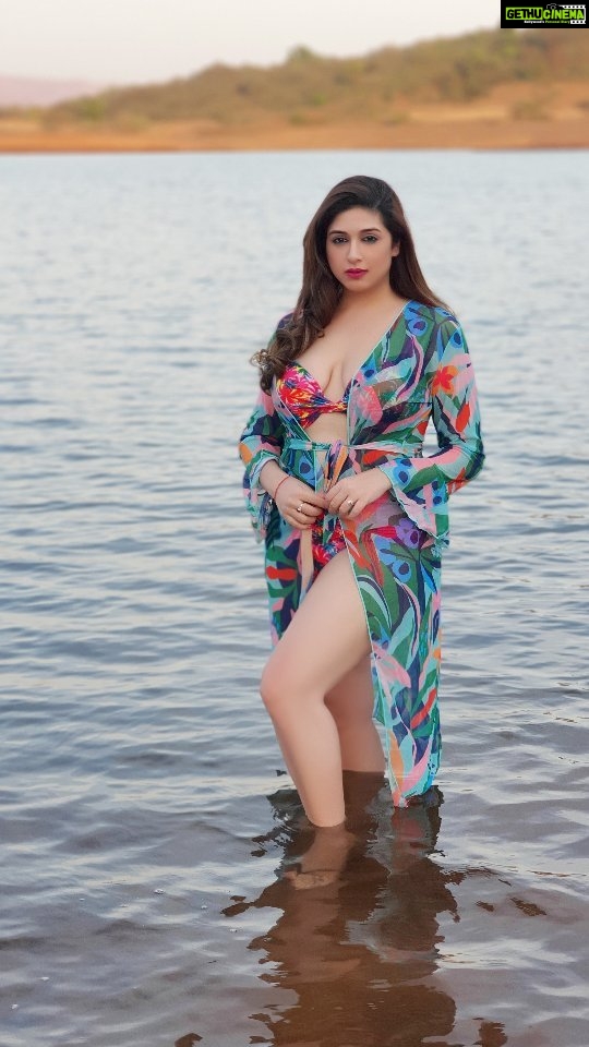 Vahbbiz Dorabjee Instagram - Water baby😉 Love being in the water and wearing different swimsuits.. Which pic is your favorite? #summer #summertime