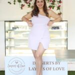 Vahbbiz Dorabjee Instagram - Sweet Saturday😁 Photography:- @yash_bhatwal_photography Makeup and Hair:- @makeupbyvaish WHITE LAMA VILLA