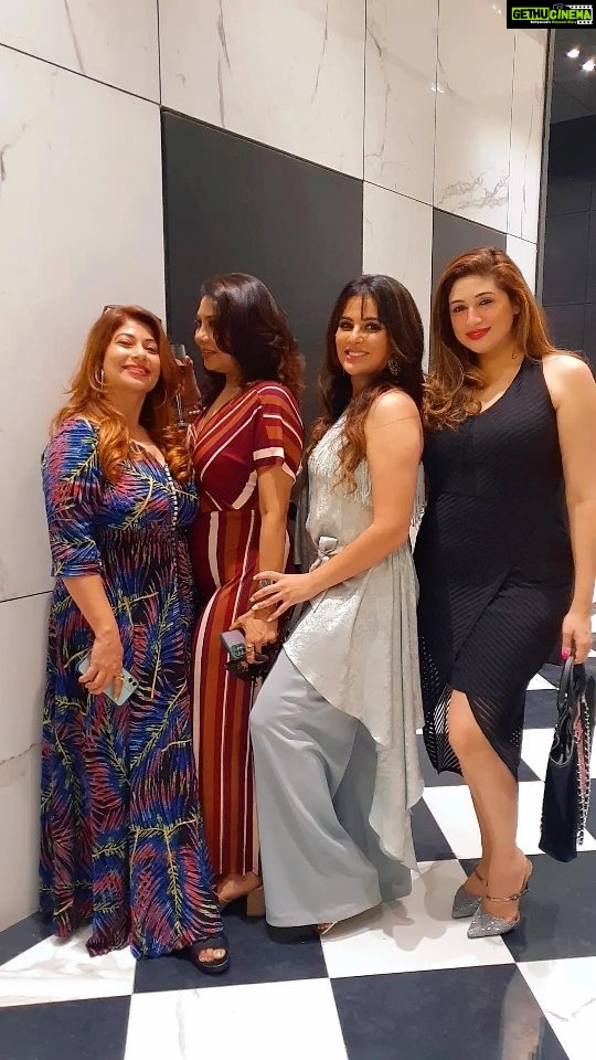 Vahbbiz Dorabjee Instagram - #Sundaying with this Beautiful Tribe❤ @saraarfeenkhan @mannahsoulfry @malinikapoor