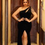 Vahbbiz Dorabjee Instagram - To those who watch my Life and Gossip about it..Dont give up.. Season 2 is coming😉🥂 Concept & styled by @kapoormohit888 Photography @ardy_arjun @ardyastic Organised by @dream.catcheers Styling asst @rushabh.r.shah @mister_karwa Hair & Makeup @beautybythebeastt Wardrobe by @naavyaasingh Production @neal_mahesh