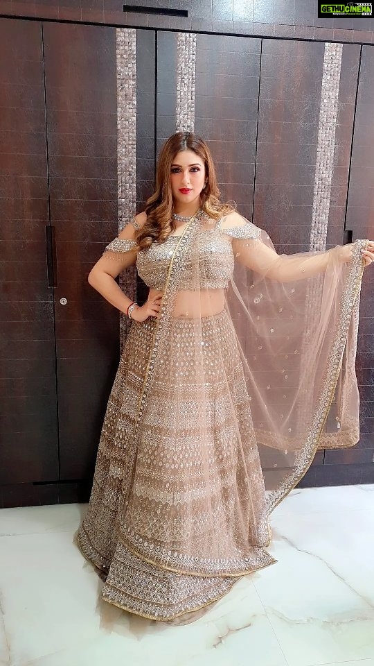 Vahbbiz Dorabjee Instagram - Excuse me..Has anybody seen? Make up & Hair:- @shefalienhance @enhance_salons Outfit - @navdurga_official Jewellery by - @gewelsbymona @zehora_co Styled by - @style_by_hetaljogi Assisted by -@antaraagrawal12 @stylebyprynca